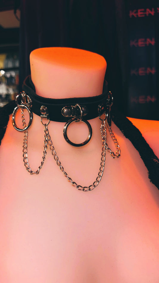 BLACK TRIPLE O RING FAUX LEATHER CHOKER