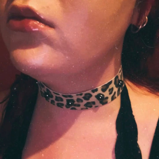 STUDDED LEOPARD PRINT FAUX LEATHER CHOKER