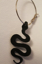 Load image into Gallery viewer, Snake hoops in black
